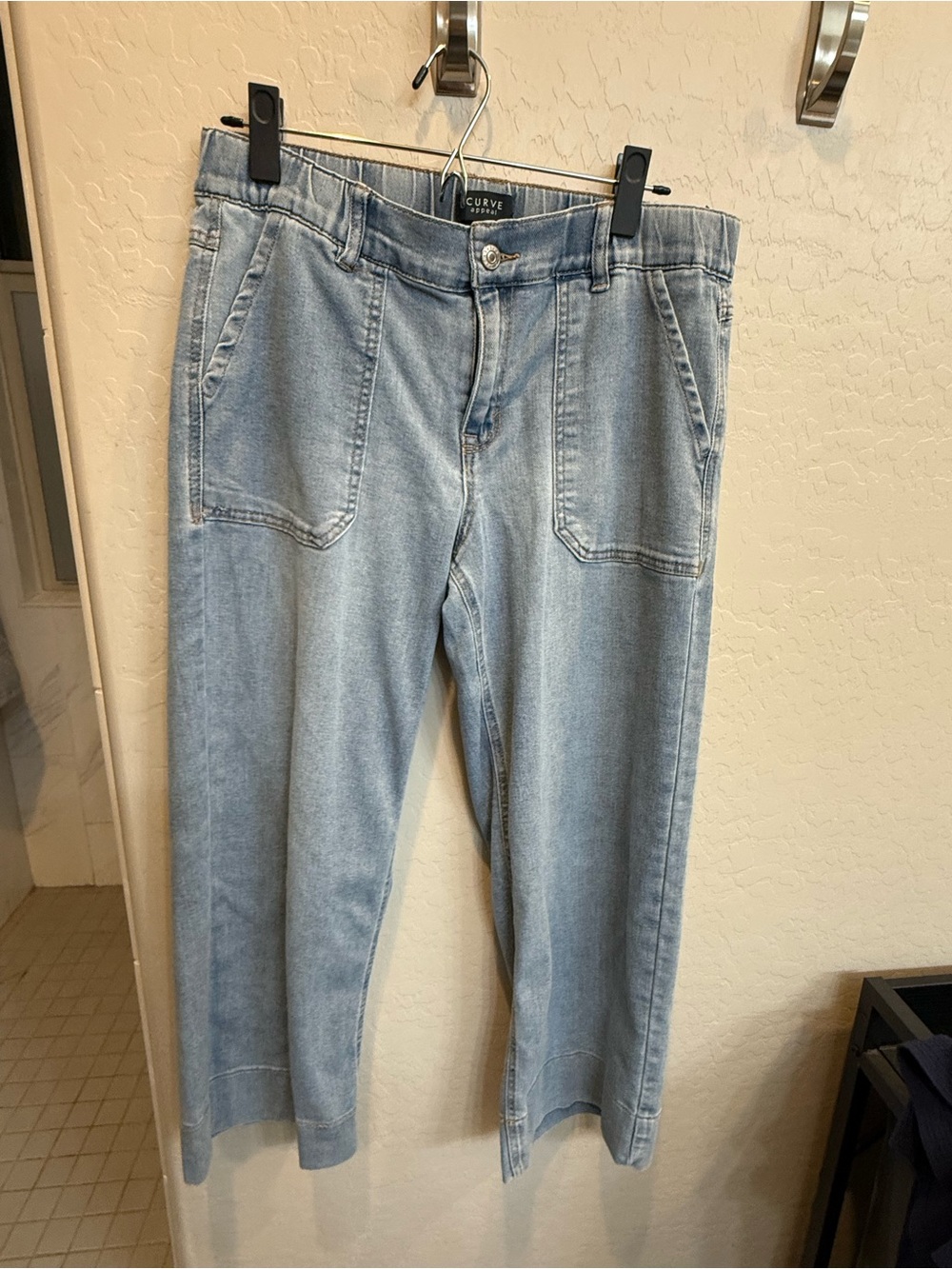 Light Wash Women's Jeans - Casual cropped Pull-On Denim